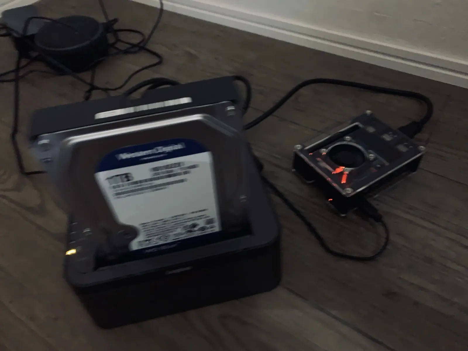 床で作業している様子