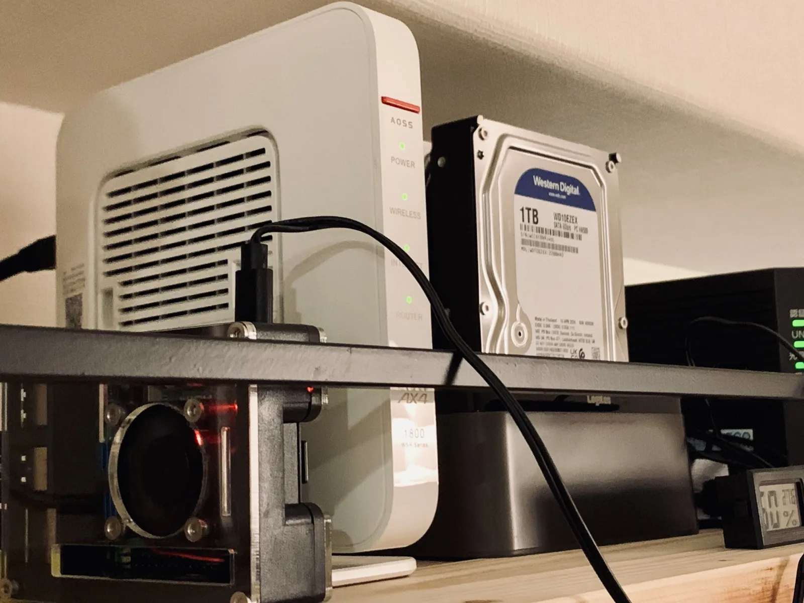 自宅サーバの様子(ラズパイ・HDD・ルータ)