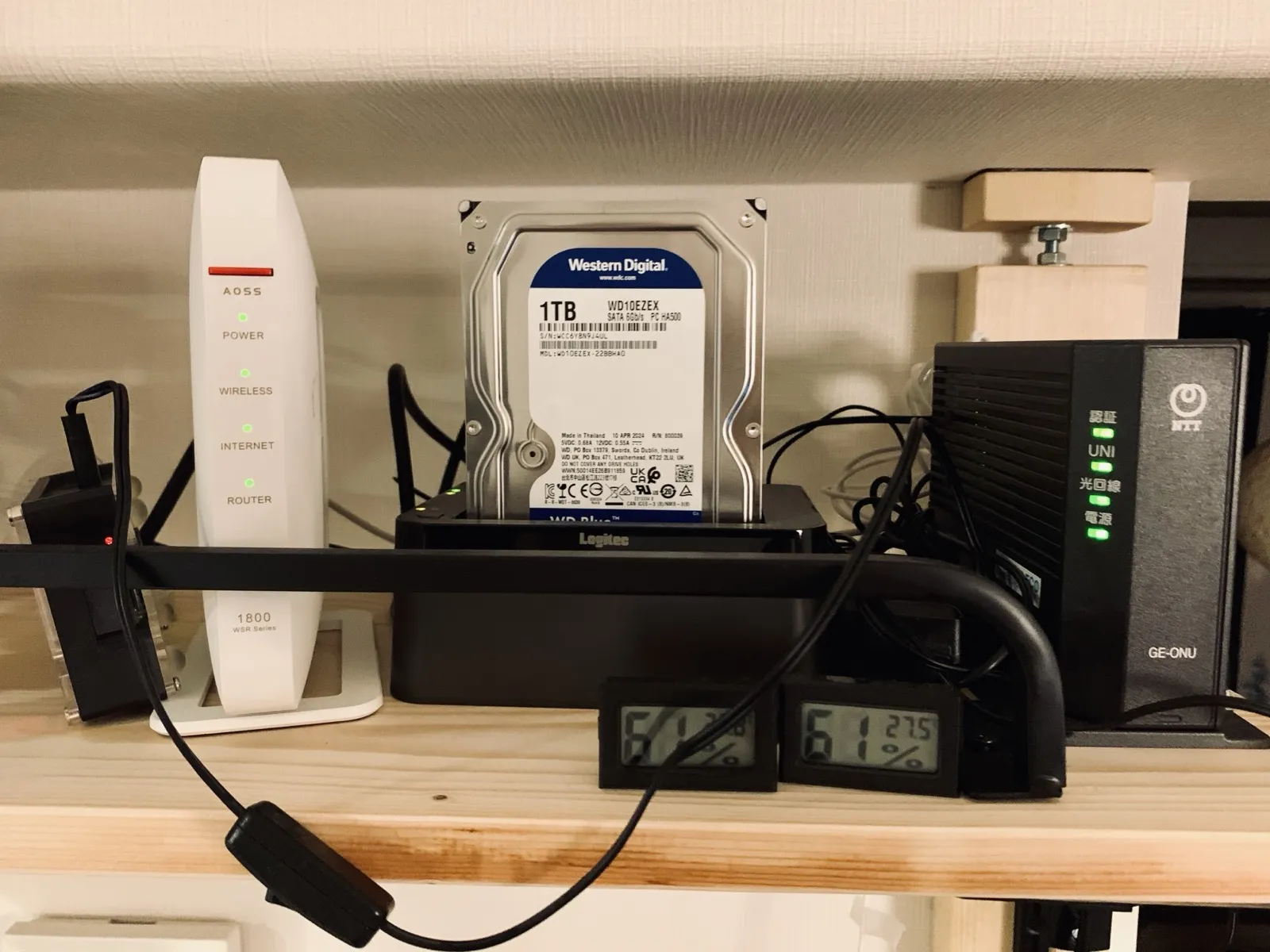 左から、ラズパイ・ルータ・HDD・ONU